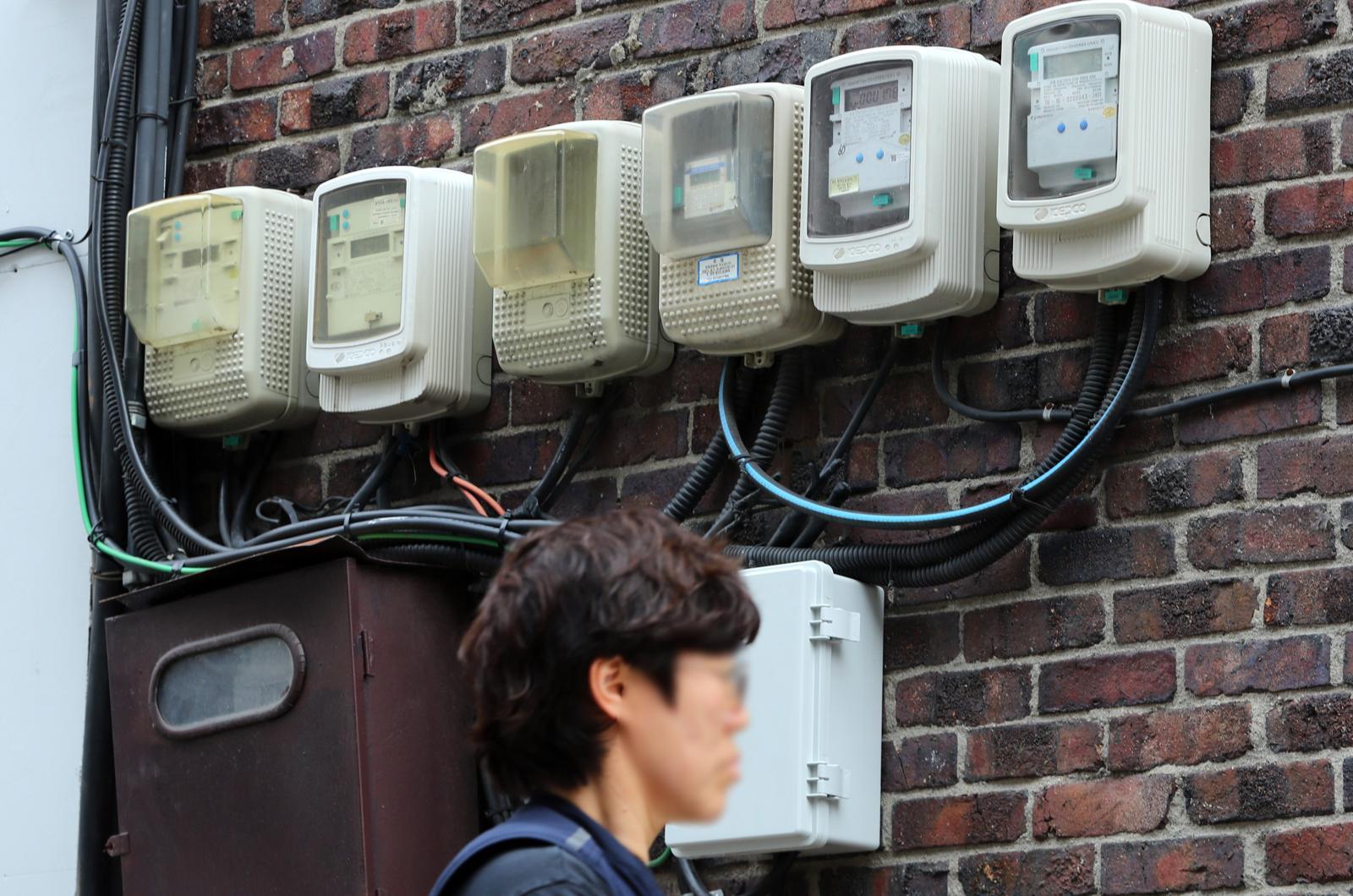 22일 서울 시내 한 주택가에 전기계량기가 작동되고 있다.  한국전력은 올해 4분기(9~12월) 적용될 연료비조정단가를 ‘킬로와트시(㎾h)당 5원’으로 유지한다. 연료비 조정단가는 2022년 3분기 이후 14개 분기 연속, 일반용 전기요금은 10개 분기 연속 동결되는 셈이다. 2025.09.22 [서울=뉴시스]