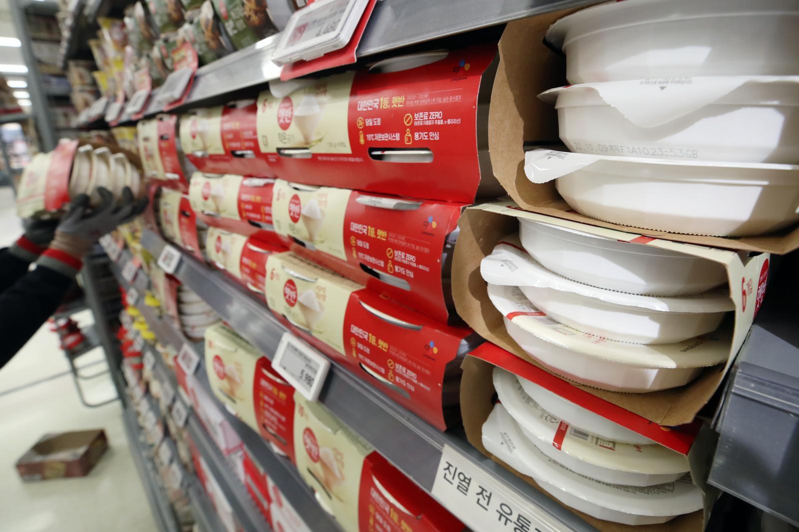 4일 오후 서울 시내 한 대형마트에서 직원이 햇반을 정리하고 있다. 2022.02.04 [서울=뉴시스]