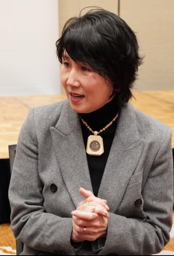 일본 식물바이오 연구 기업 ‘산루이 인터내셔널’의 모리타 아츠코 대표가 현장에서 인터뷰를 진행하고 있다. 정관장 제공