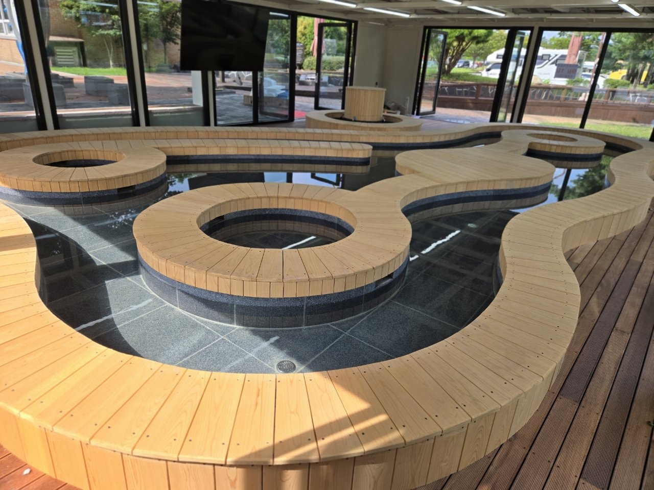 덕산온천관광지 족욕장 내부 모습.