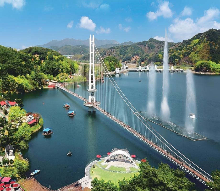 예당호 출렁다리 전경. 예산군 제공