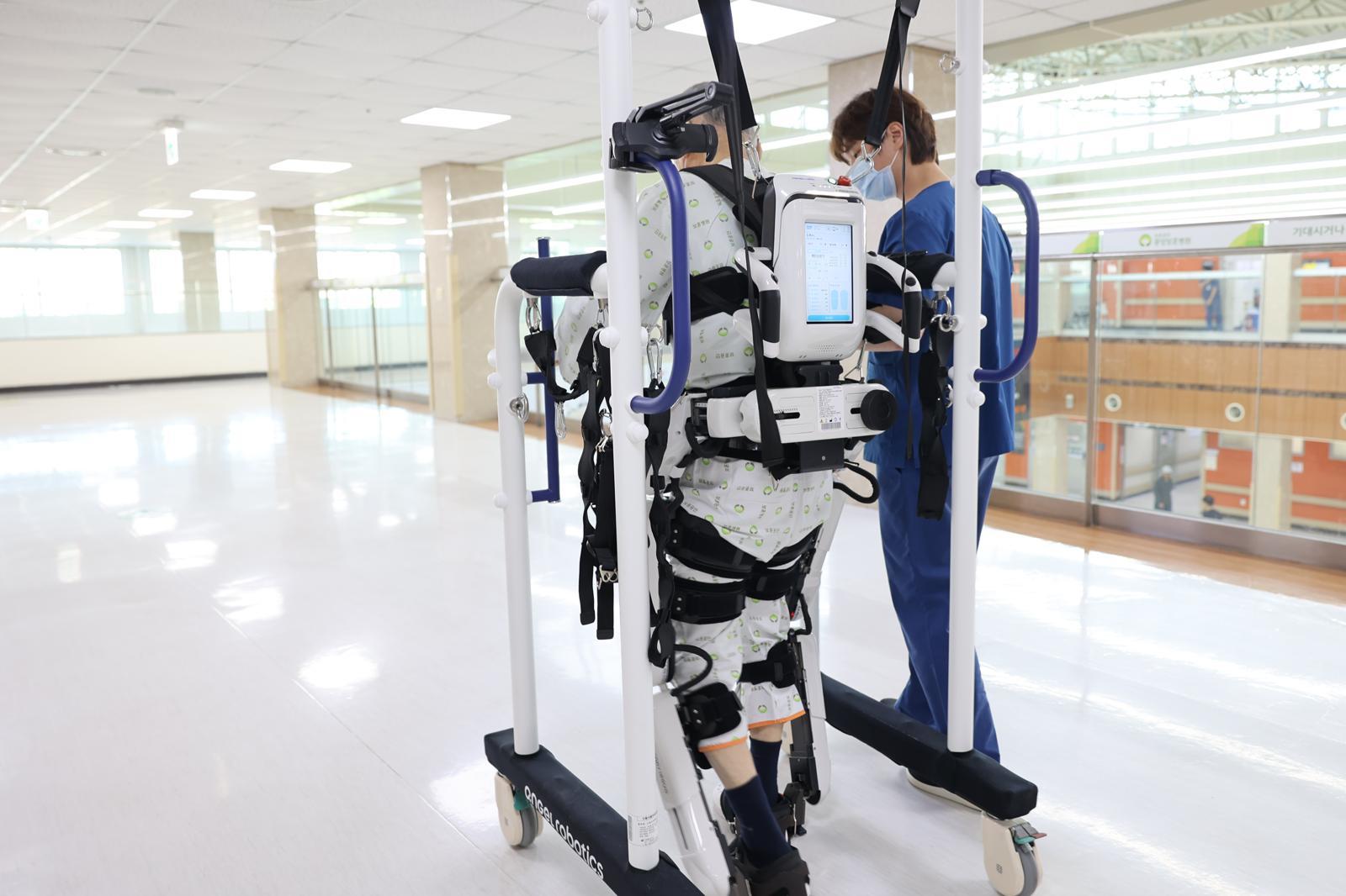 보행재활로봇을 통해 재활 치료를 받고 있는 보훈병원 환자.