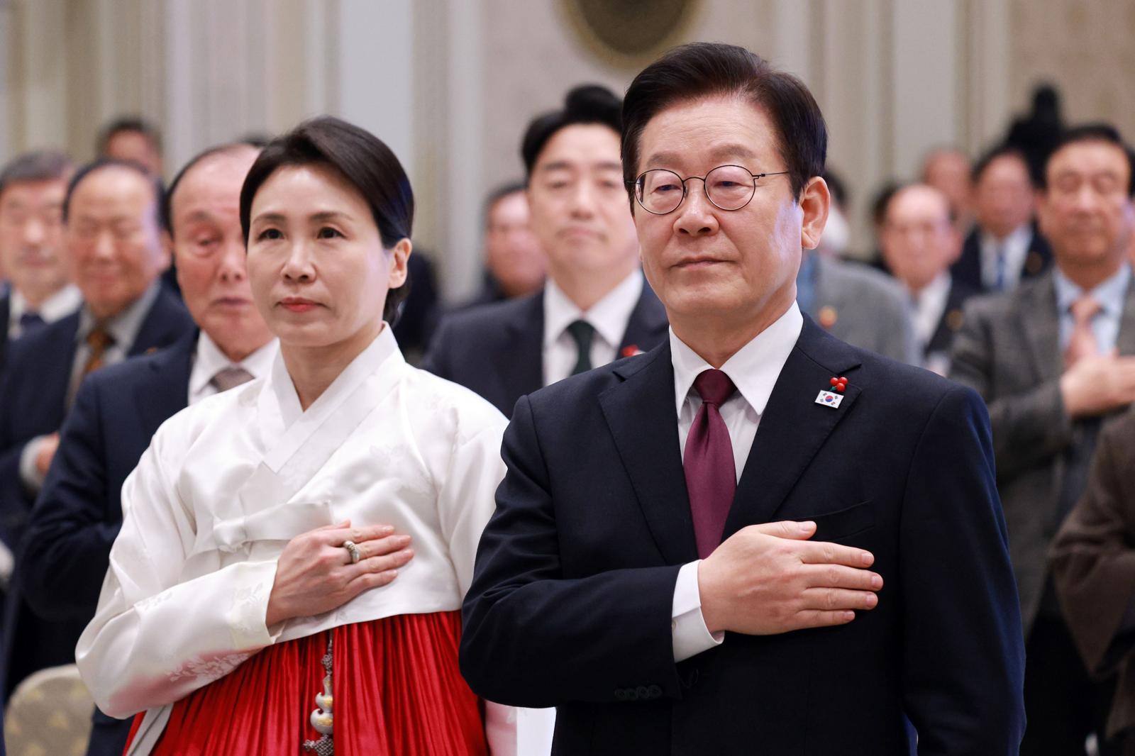 이재명 대통령과 김혜경 여사가 22일 청와대 영빈관에서 열린 대한노인회 초청 오찬에서 참석자들과 국민의례를 하고 있다. 뉴시스