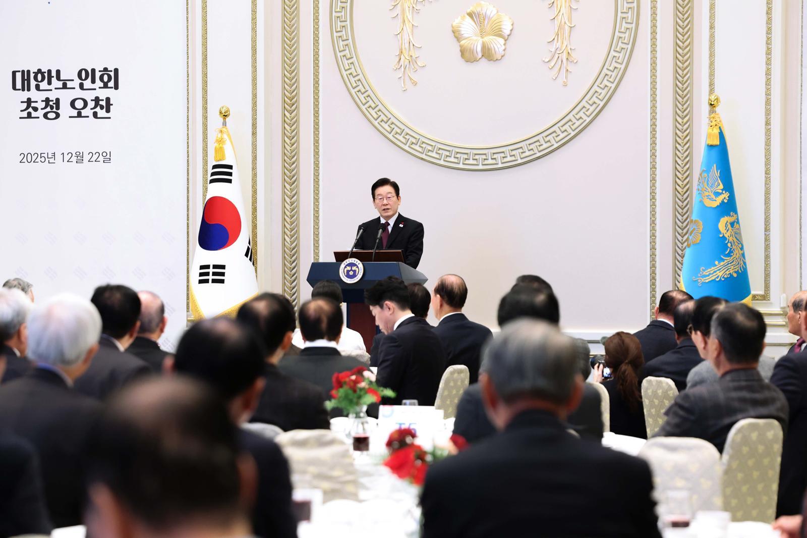 [서울=뉴시스] 고범준 기자 = 이재명 대통령이 22일 청와대 영빈관에서 열린 대한노인회 초청 오찬에서 인사말을 하고 있다. (대통령실통신사진기자단) 2025.12.22. bjko@newsis.com