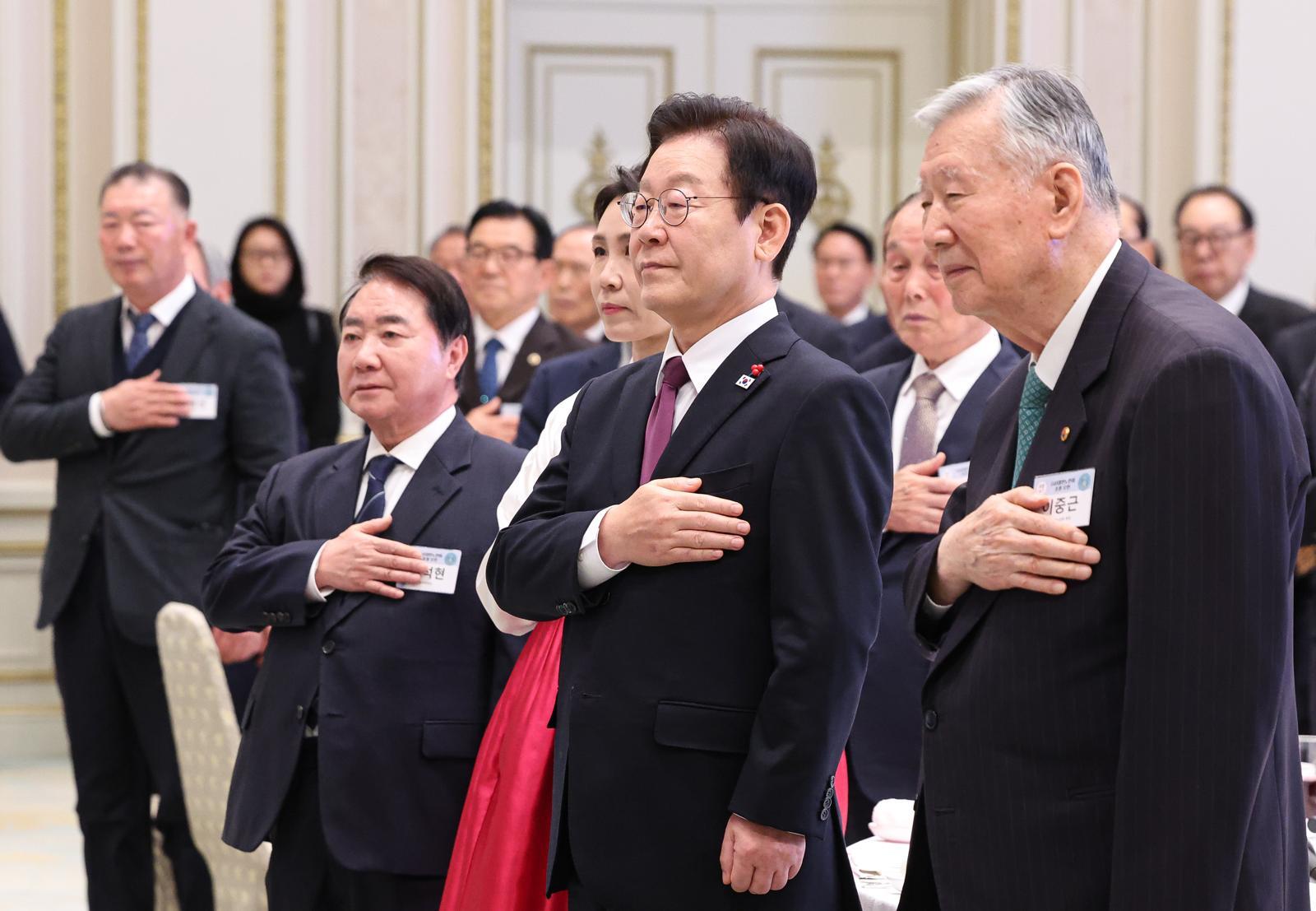 (서울=뉴스1) 허경 기자 = 이재명 대통령이 22일 청와대 영빈관에서 열린 대한노인회 초청 오찬에서 국민의례를 하고 있고 있다. 2025.12.22/뉴스1