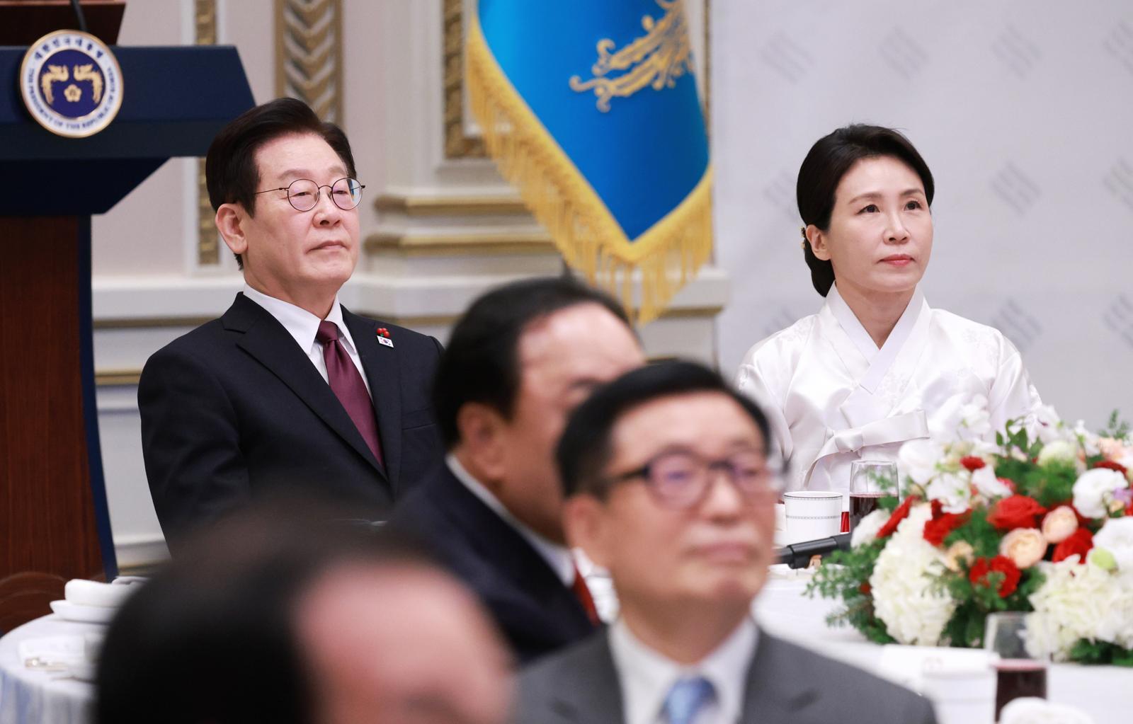 (서울=뉴스1) 허경 기자 = 이재명 대통령과 김혜경 여사가 22일 청와대 영빈관에서 열린 대한노인회 초청 오찬에 참석해 ‘최빈국에서 선진국으로, 권위주의에서 민주주의로’ 주제 영상을 시청하고 있다. (대통령실통신사진기자단) 2025.12.22/뉴스1