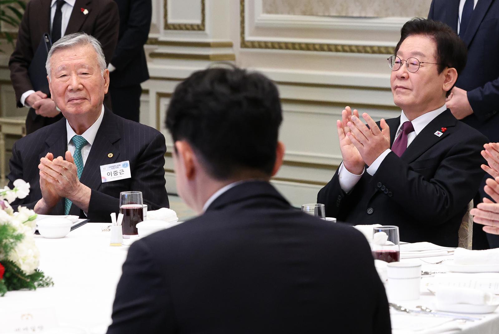 (서울=뉴스1) 허경 기자 = 이재명 대통령과 이중근 대한노인회 회장이 22일 청와대 영빈관에서 열린 대한노인회 초청 오찬에서 박수를 치고 있다. 2025.12.22/뉴스1