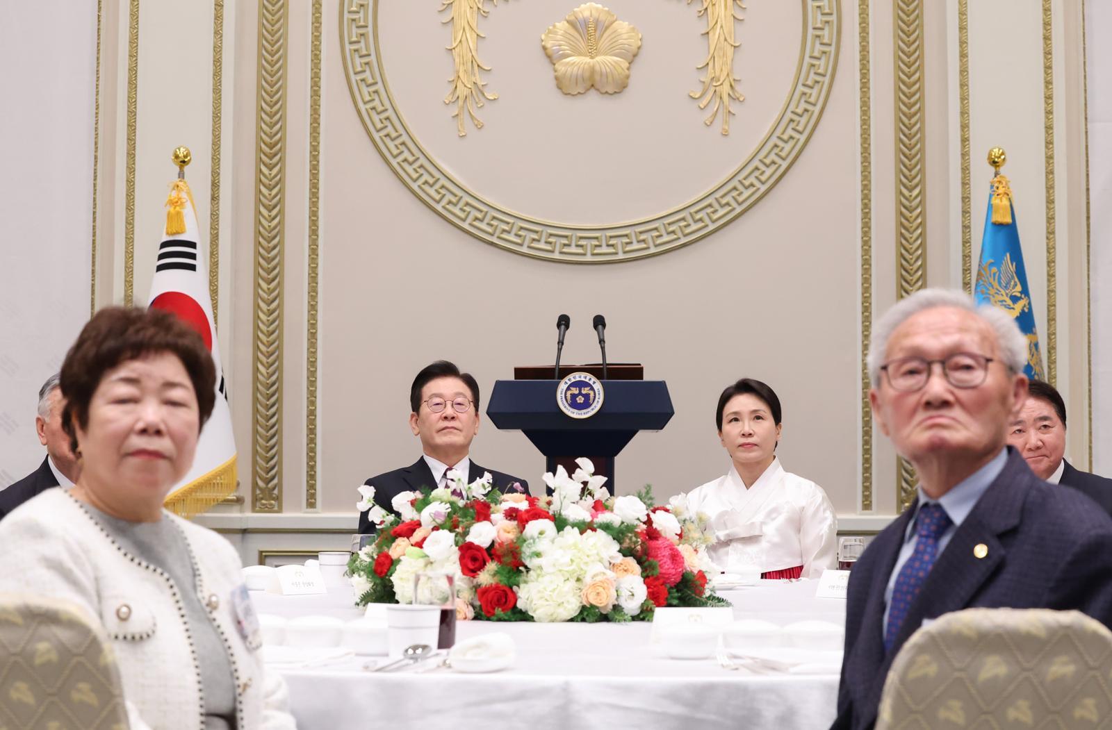 (서울=뉴스1) 허경 기자 = 이재명 대통령과 김혜경 여사가 22일 청와대 영빈관에서 열린 대한노인회 초청 오찬에서 주제 영상을 시청하고 있다. 2025.12.22/뉴스1