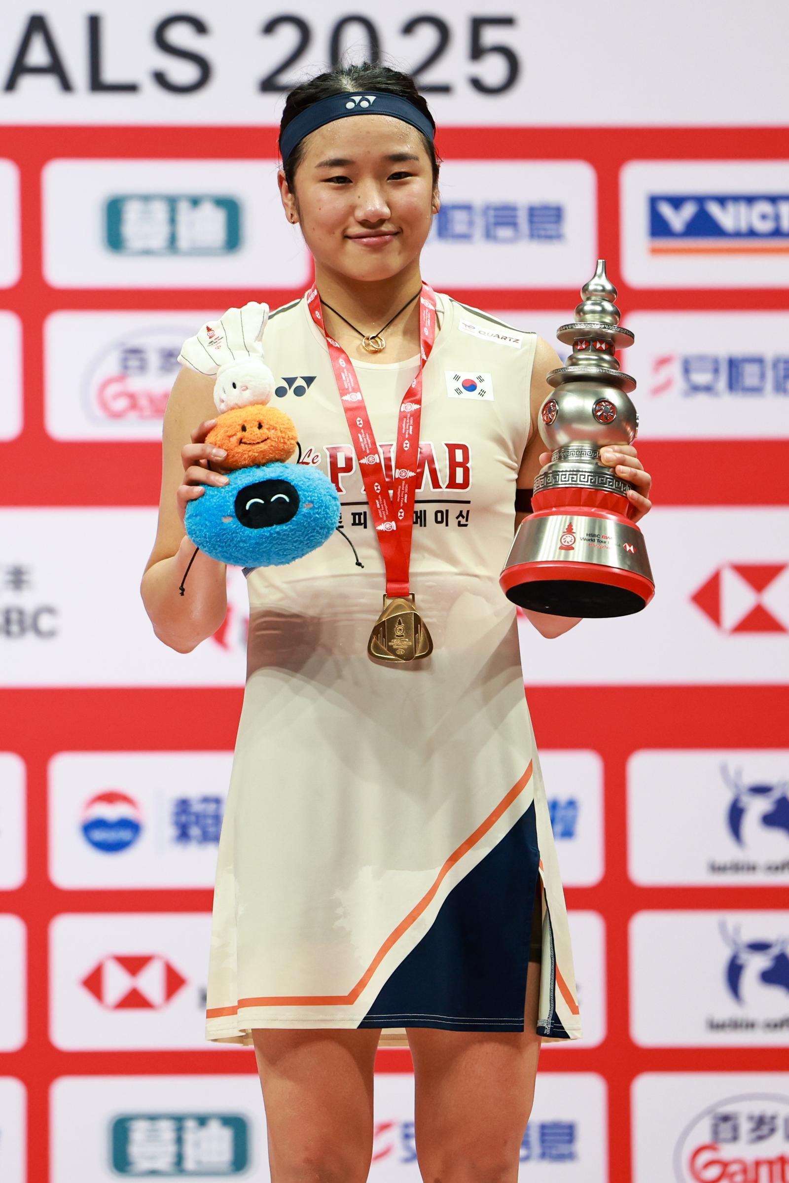 안세영이 21일 중국 항저우 올림픽스포츠센터에서 열린 2025 세계배드민턴연맹(BWF) 월드투어 파이널스 여자 단식에서 정상에 오른 뒤 트로피를 들고 포즈를 취하고 있다. 항저우=신화 뉴시스