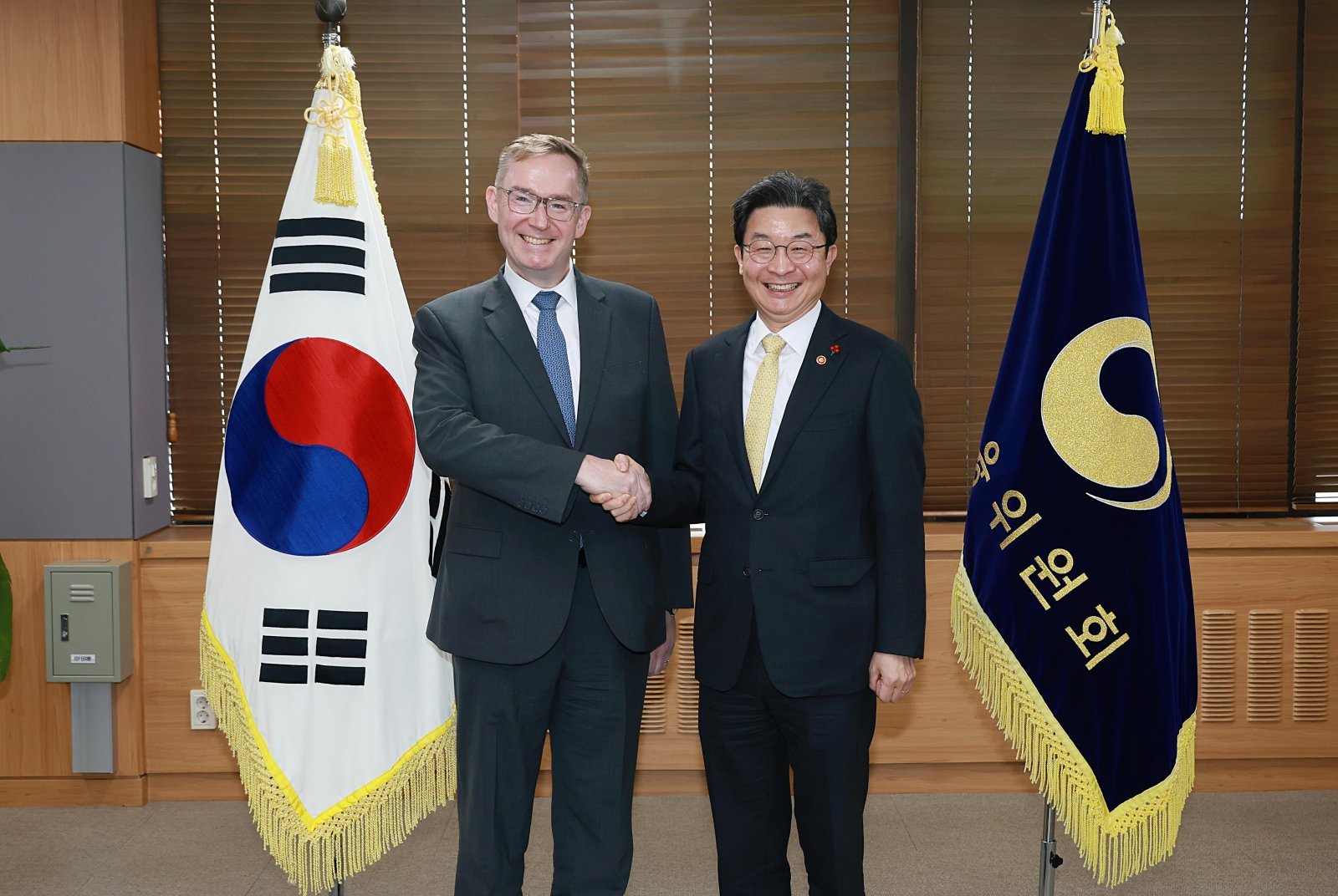 이억원 금융위원장이 22일 오전 서울 종로구 정부서울청사에서 콜린 크룩스(Colin Crooks) 주한 영국대사와 면담을 통해 2025년 세계 경제 전망, 양국 금융정책 방향 및 한-영 간 금융분야 협력 방안 등에 대해 의견을 교환했다(금융위 제공).