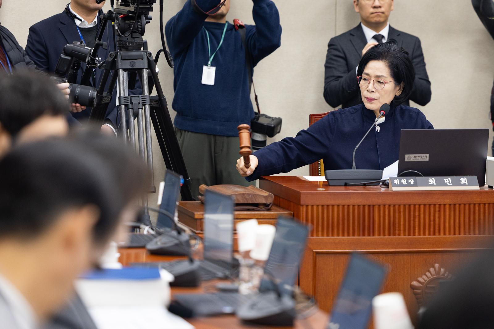 최민희 국회 과학기술정보방송통신위원장이 16일 서울 여의도 국회에서 열린 제430회 국회(임시회) 과학기술정보방송통신위원회 제2차 전체회의에서 의사봉을 두드리고 있다. 2025.12.16/뉴스1