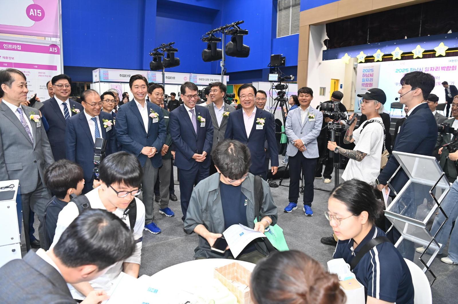 일자리박람회 현장 점검. 자료사진