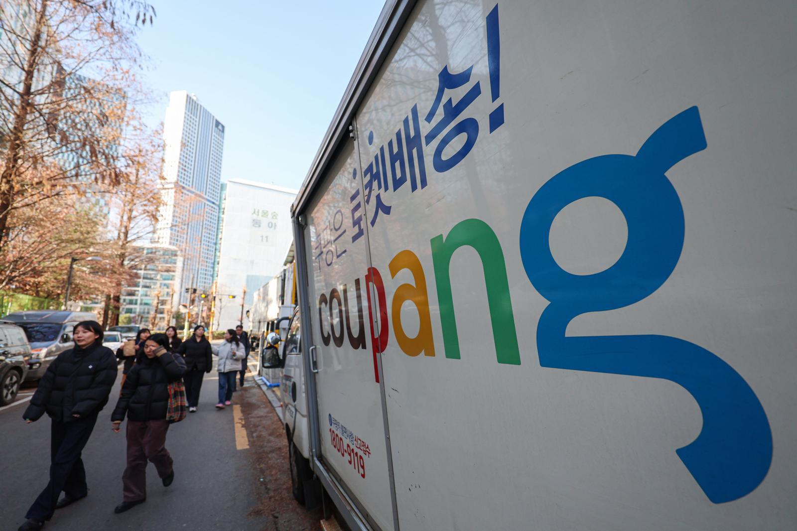 약 3370만 명의 개인정보를 유출해 논란을 일으킨 쿠팡에 대해 정부가 영업정지를 검토하고 있다. 배경훈 부총리 겸 과학기술정보통신부 장관은 지난 17일 국회 과학기술정보방송통신위원회 쿠팡 대규모 개인정보 유출 사태 청문회에서 쿠팡의 영업정지 여부를 공정거래위원회와 논의 중이라고 밝혔다. 사진은 18일 서울 시내 쿠팡 물류센터 모습. 2025.12.18 [서울=뉴시스]