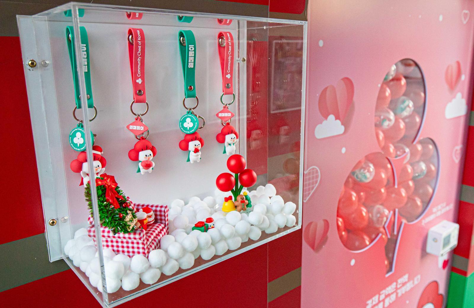 사랑의열매 사회복지공동모금회는 최근 서울 종로구 광화문광장에 설치한 사랑의 온도탑에 시민들이 쉽게 기부에 참여할 수 있도록 뽑기 기계를 도입했다. 3000원을 기부하면 뽑기 기계에서 굿즈를 받을 수 있다.
사랑의열매 사회복지공동모금회 제공