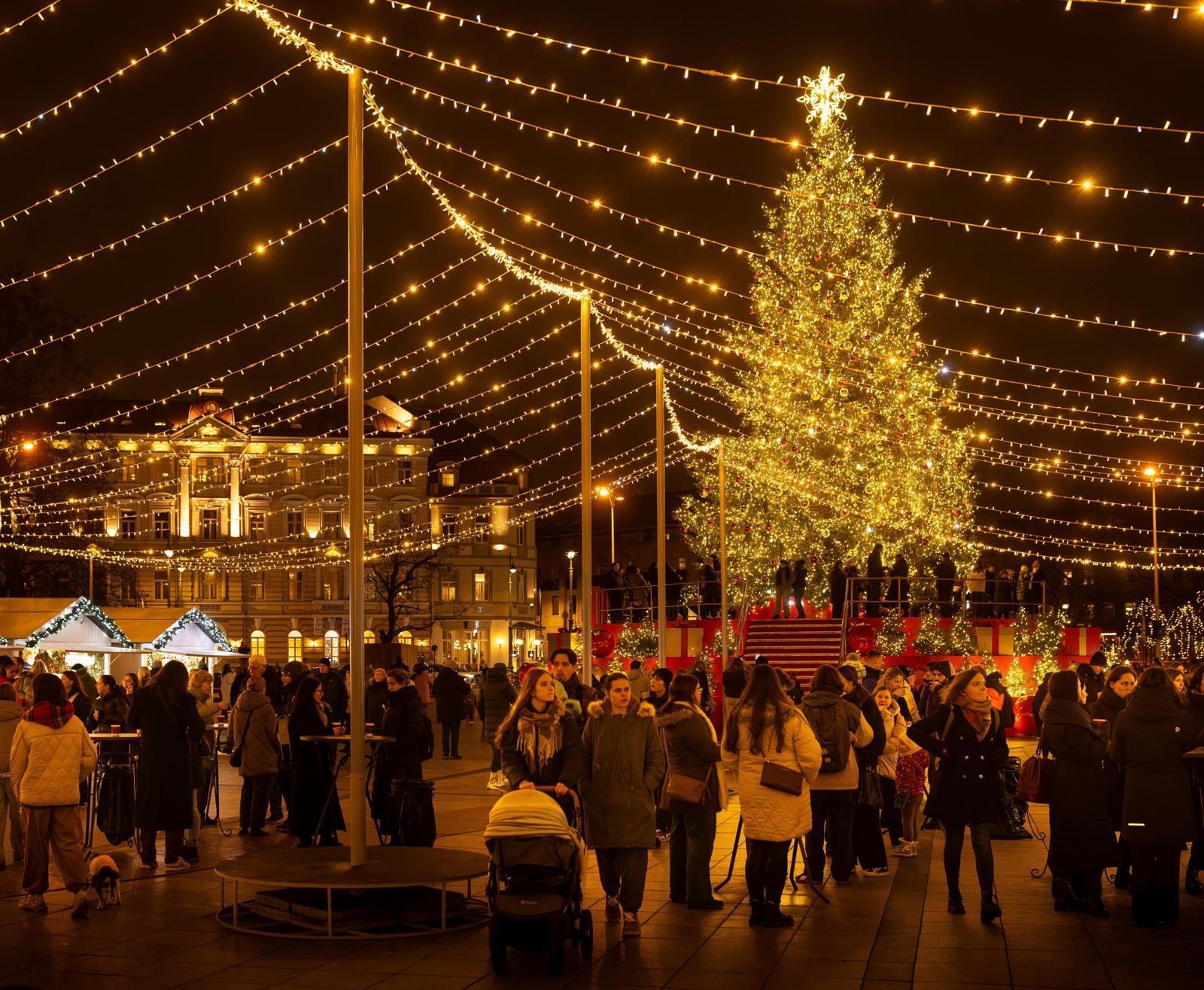 리투아니아 빌뉴스 대성당 광장 앞에 마련된 크리스마스 마켓에서 시민들이 성탄절 관련 상품을 보며 즐거운 시간을 보내고 있다. 빌뉴스=AP 뉴시스