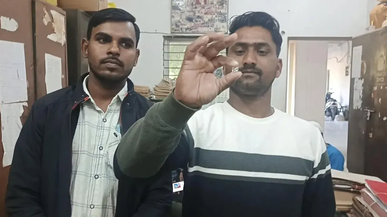 인도 가난한 청년들이 15.34캐럿 다이아몬드를 발견했다. 이들은 빌린 땅에서 단 몇 주 만에 약 1억 원 가치의 보석을 찾아냈다. BBC 갈무리