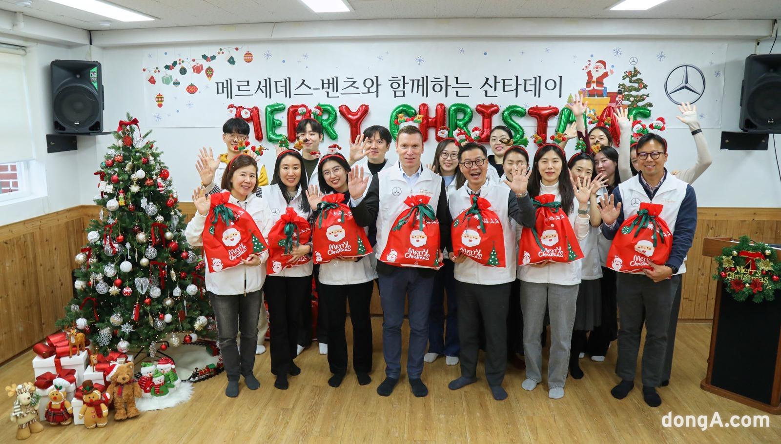 마티아스 바이틀(앞줄 왼쪽에서 네 번째) 메르세데스-벤츠 사회공헌위원장과 임직원들이 17일 서울 후암동에 자리한 아동양육시설 ‘혜심원’을 방문해 산타 데이 봉사활동을 진행하고 기념 촬영을 하고 있다. 메르세데스-벤츠 사회공헌위원회 제공 