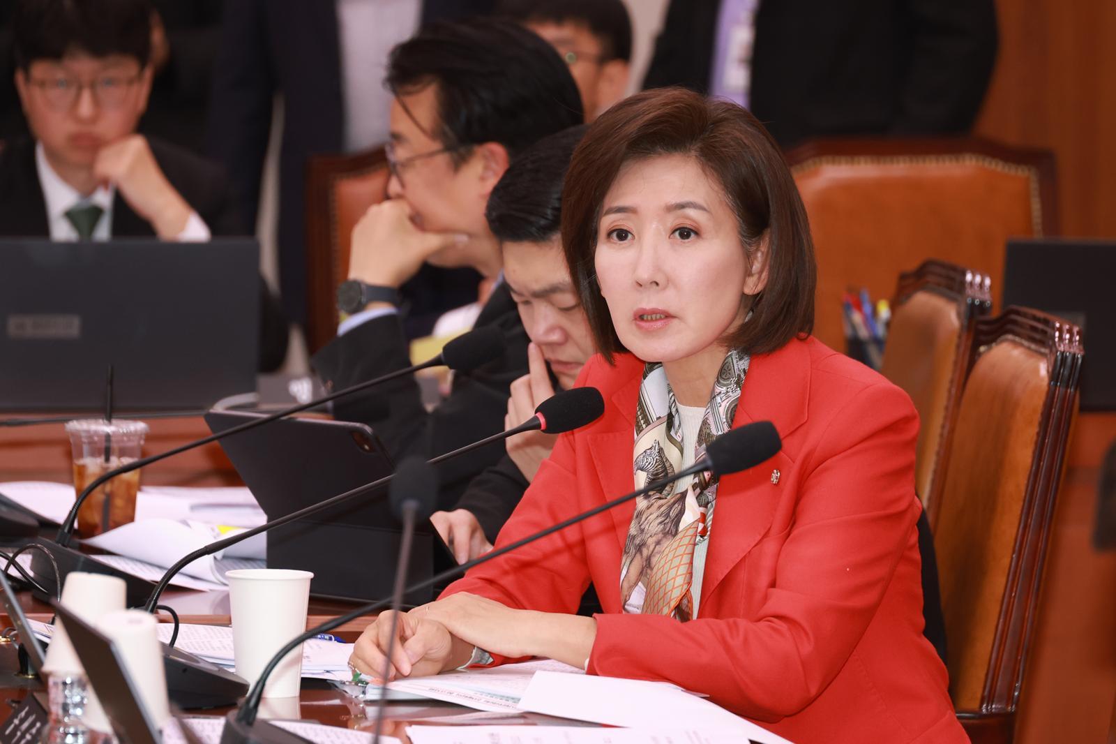 나경원 국민의힘 의원이 18일 서울 여의도 국회에서 열린 법제사법위원회 전체회의에서 질의하고 있다. 2025.12.18. [서울=뉴시스]