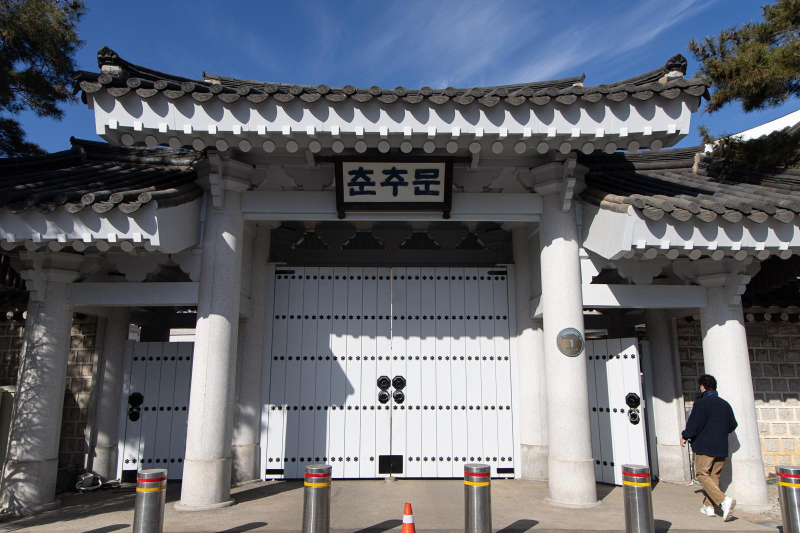 22일 청와대 춘추관으로 출입기자들이 들어가고 있다.  춘추관은 이날부터 개소했다. 2025.12.22 뉴스1