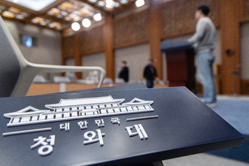 대통령실이 청와대 순차 이전을 진행 중인 21일 청와대 춘추관 브리핑룸에서 취재진들이 장비를 점검하고 있다. 2025.12.21 뉴스1