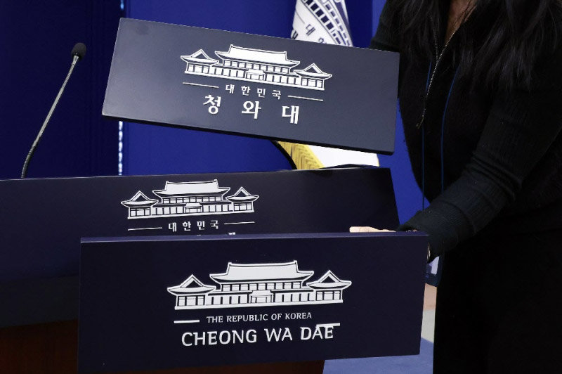 대통령실이 청와대 이전을 진행 중인 21일 청와대 춘추관에서 직원이 브리핑룸 탈부착 업무표장 점검을 하고 있다. 2025.12.21 서울=뉴시스