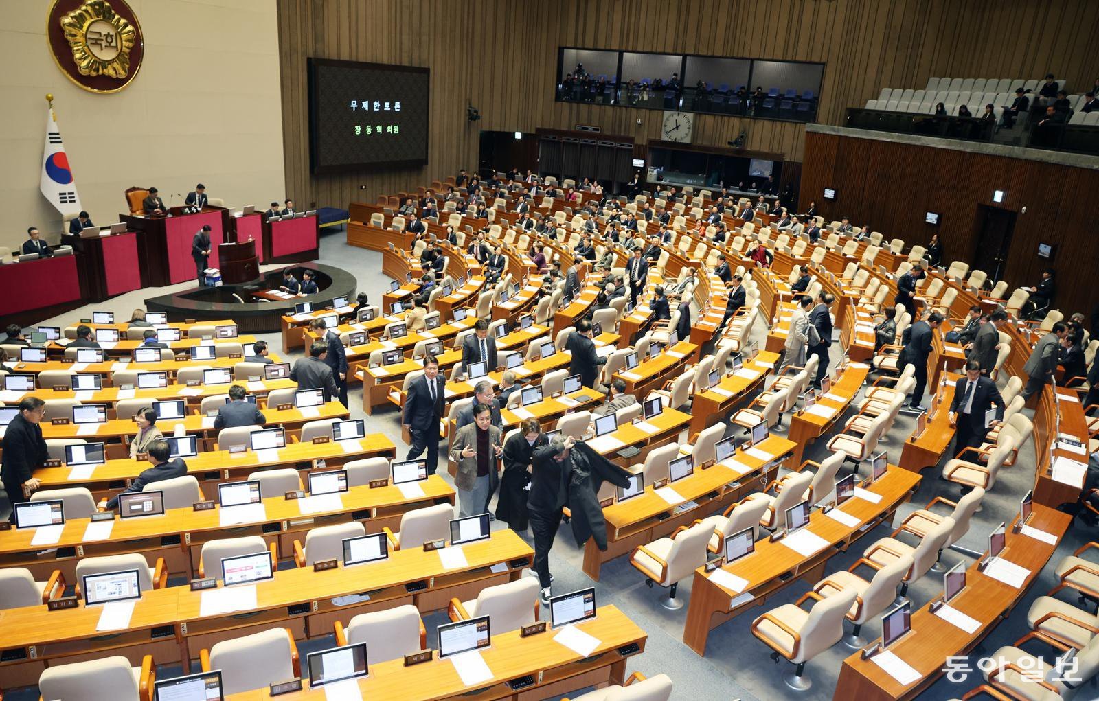 필버 시작되자… 본회의장 빠져나가는 與의원들
국민의힘 장동혁 대표가 22일 국회 본회의장에서 내란전담재판부 설치법에 관한 필리버스터(무제한 토론)를 시작하자 더불어민주당 의원들이 본회의장을 빠져나가고 있다. 장 대표는 이날 내란전담재판부 설치법에 대해 “다수당이 판사를 입맛대로 골라 원하는 재판 결과를 만들어 내기 위한 수단에 불과하다”며 “대한민국 역사상 최악의 악법으로 기록될 것”이라고 비판했다. 장승윤 기자 tomato99@donga.com