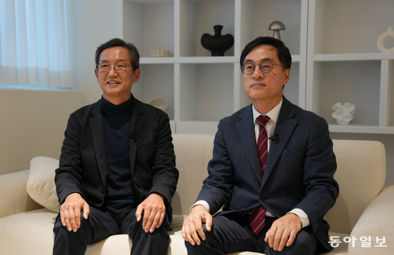 특발성 폐섬유증을 진단받아 치료를 받으면서 회복 중인 김신용 환우(왼쪽)와 주치의 정만표 삼성서울병원 호흡기내과 교수. 특발성 폐섬유증은 근본적인 원인이 명확히 밝혀지지 않아 환자와 의료진 모두 장기간 ‘시간 관리’와 ‘진행 억제’에 집중해야 하는 난치성 질환이다. 이진한 의학전문기자·의사 likeday@donga.com