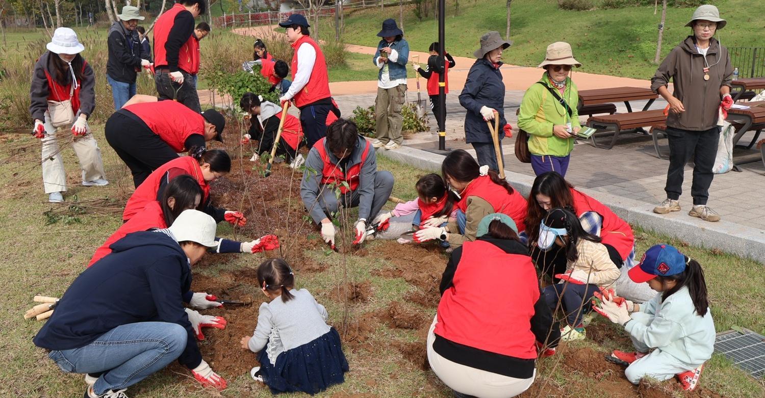 한미그룹 임직원들이 녹색 숲을 조성하고 있는 모습.