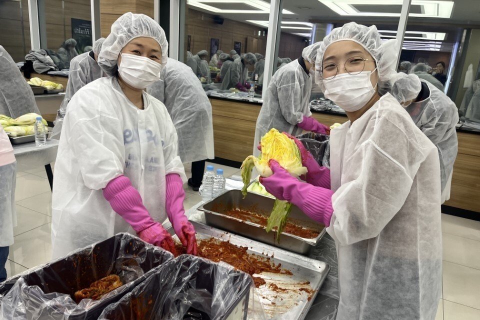 한미그룹 임직원의 사랑의 김장김치 나눔 봉사활동 모습. 한미그룹 제공