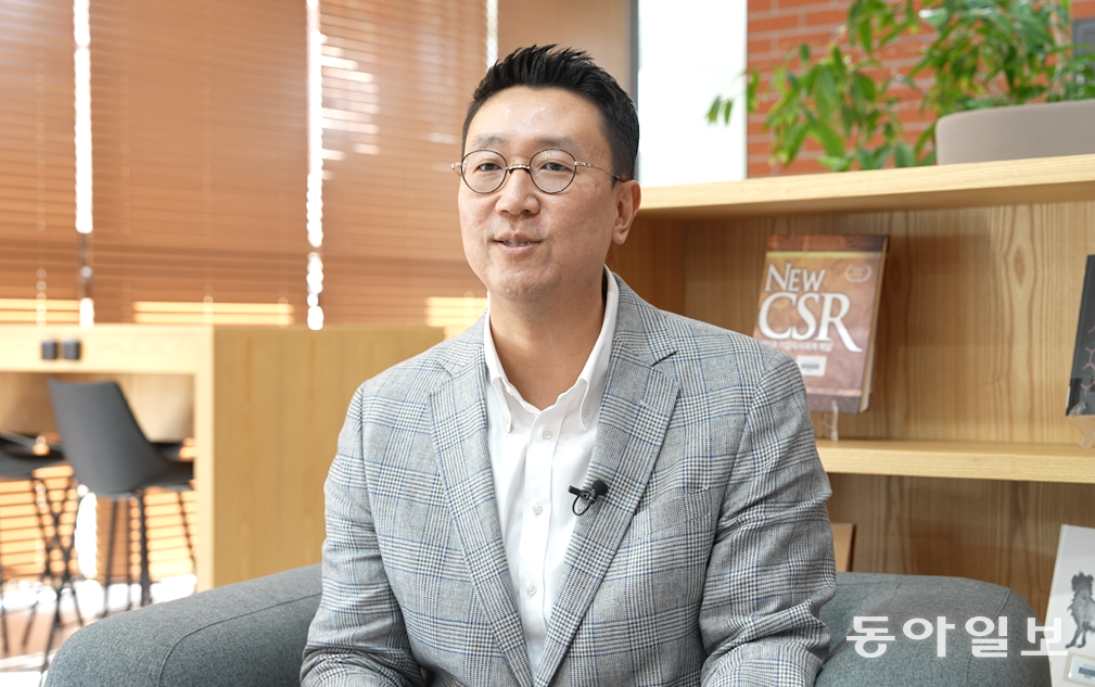 다제약물 위험을 한눈에 확인하는 약물 안전성 점검 앱 ‘마이차트’를 개발한 강병주 인드림헬스케어 대표. 환자와 의료진이 앱 연동으로 안전하게 처방해 약물 부작용을 예방할 수 있다.
이진한 의학전문기자·의사 likeday@donga.com