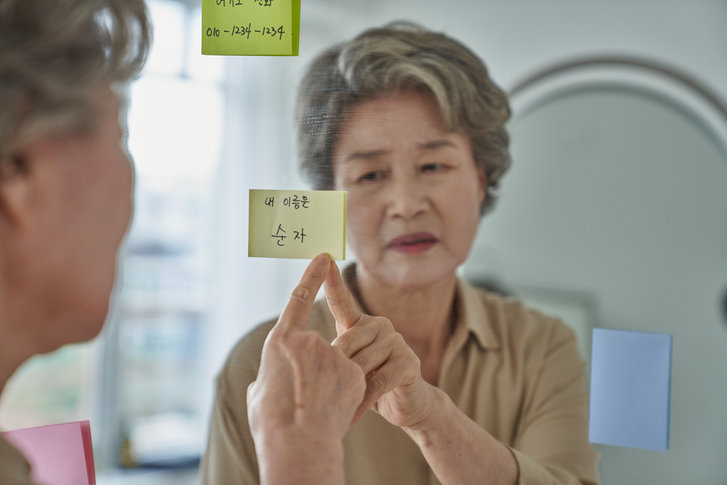 전문가들은 기억력 저하가 단순한 ‘깜빡임’이 아니라 안전과 자립 생활의 문제로 이어질 수 있다고 경고한다. 게티이미지뱅크