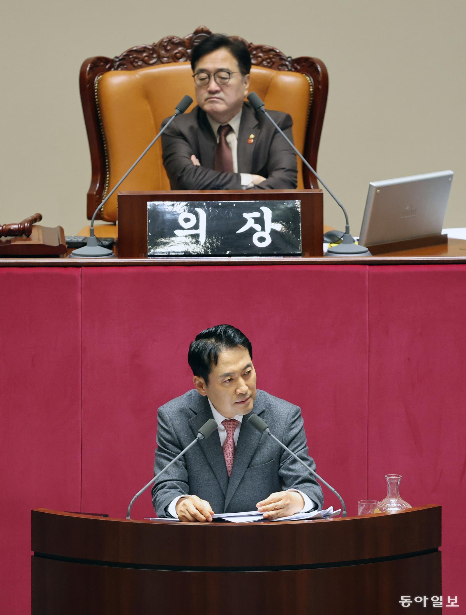 내란재판부법 ‘필버’ 나선 장동혁… 팔짱 낀 우원식
국민의힘 장동혁 대표(앞)가 22일 국회 본회의에서 내란전담재판부 설치법에 관한 필리버스터(무제한 토론)를 하고 있다. 제1야당 대표가 직접 필리버스터 연단에 오른 것은 헌정 사상 처음이다. 더불어민주당 출신 우원식 국회의장이 팔짱을 끼고 눈을 질끈 감고 있다. 
장승윤 기자 tomato99@donga.com