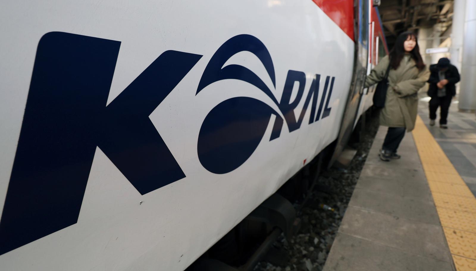 서울역에서 승객들이 열차를 이용하고 있다.  2025.12.22 뉴스1