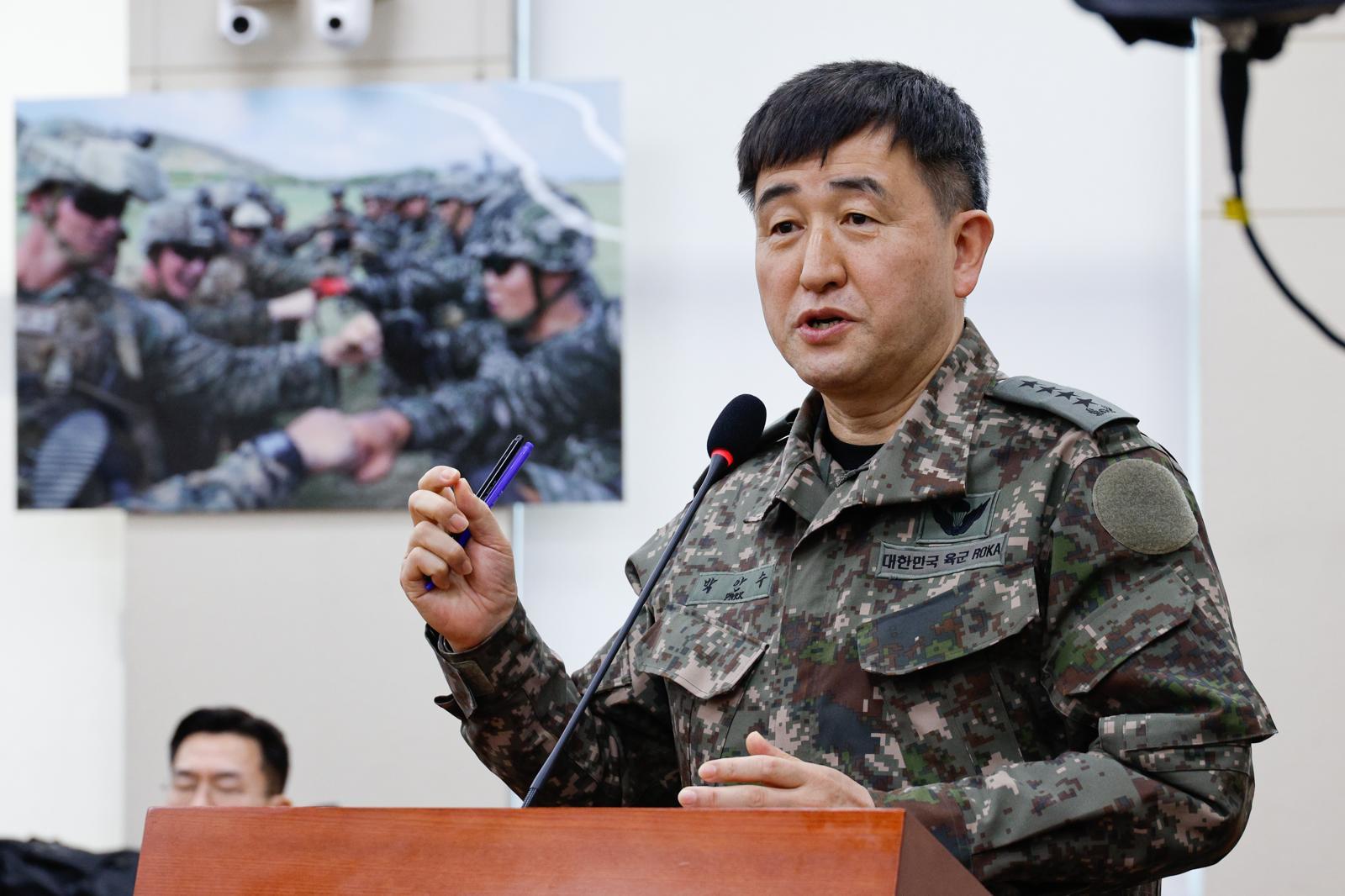 박안수 전 육군참모총장(전 계엄사령관)이 2월 6일 서울 여의도 국회에서 열린 윤석열 정부의 비상계엄 선포를 통한 내란 혐의 진상규명 국정조사특별위원회 3차 청문회에서 안규백 위원장 질의에 답하고 있다. 2025.2.6 뉴스1