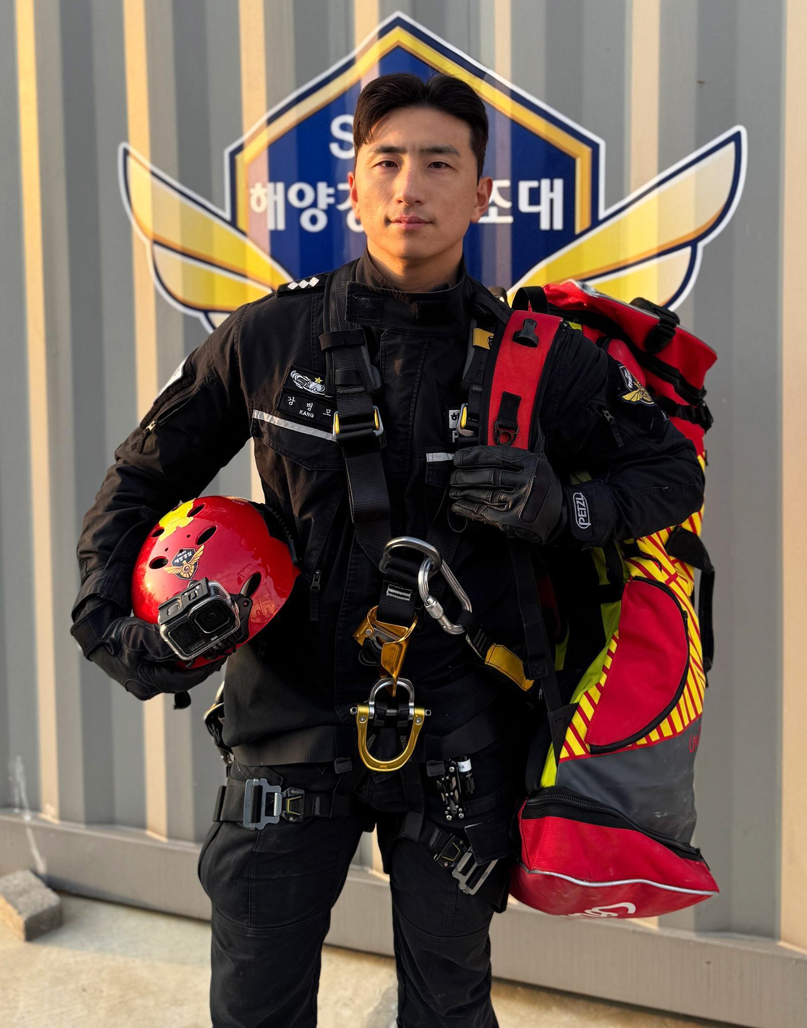 경북 울진해양경찰서 경비구조과 강병모 경장이 17일 구조복을 착용한 채 출동 준비를 하고 있다. 울진해양경찰서 제공