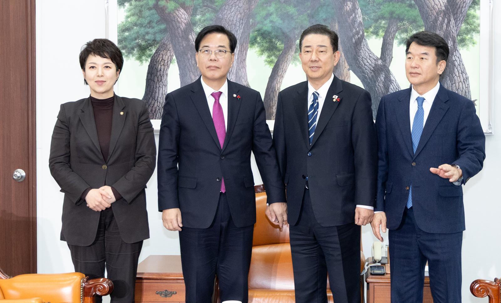 김병기 더불어민주당 원내대표와 송언석 국민의힘 원내대표가 22일 서울 여의도 국회 운영위원장실에서 회동하고 있다. 2025.12.22 뉴스1