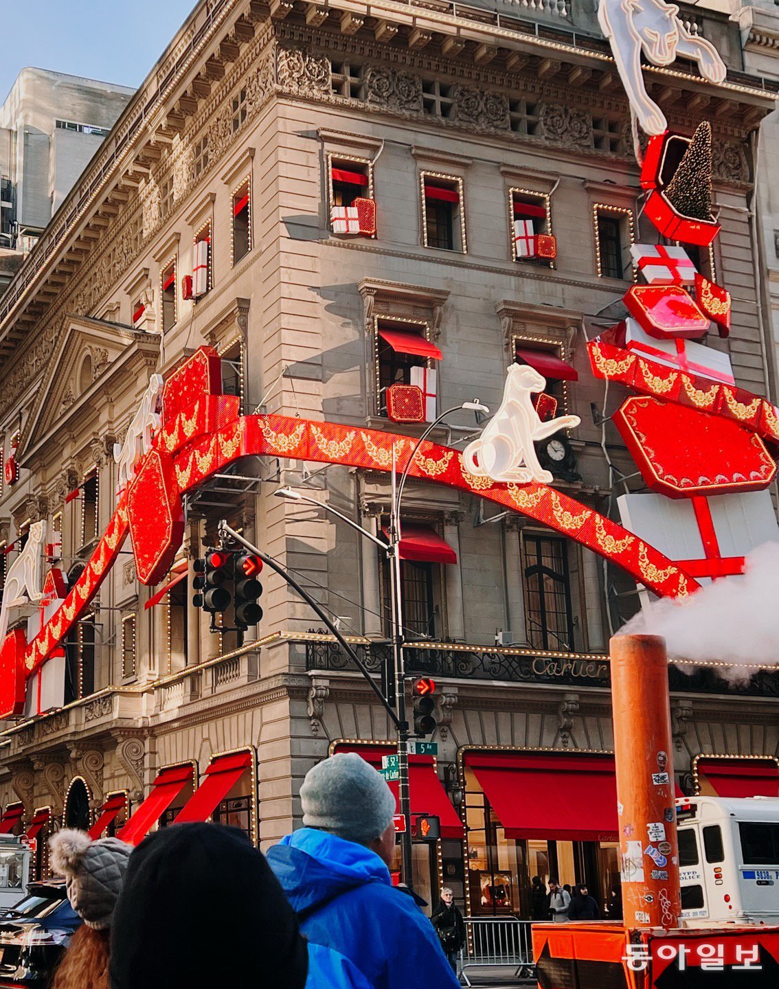 건물 전체를 아이코닉한 선물 상자 느낌으로 장식한 뉴욕 맨해튼 까르띠에 매장 건물 모습. 뉴욕=임우선 특파원 imsun@donga.com