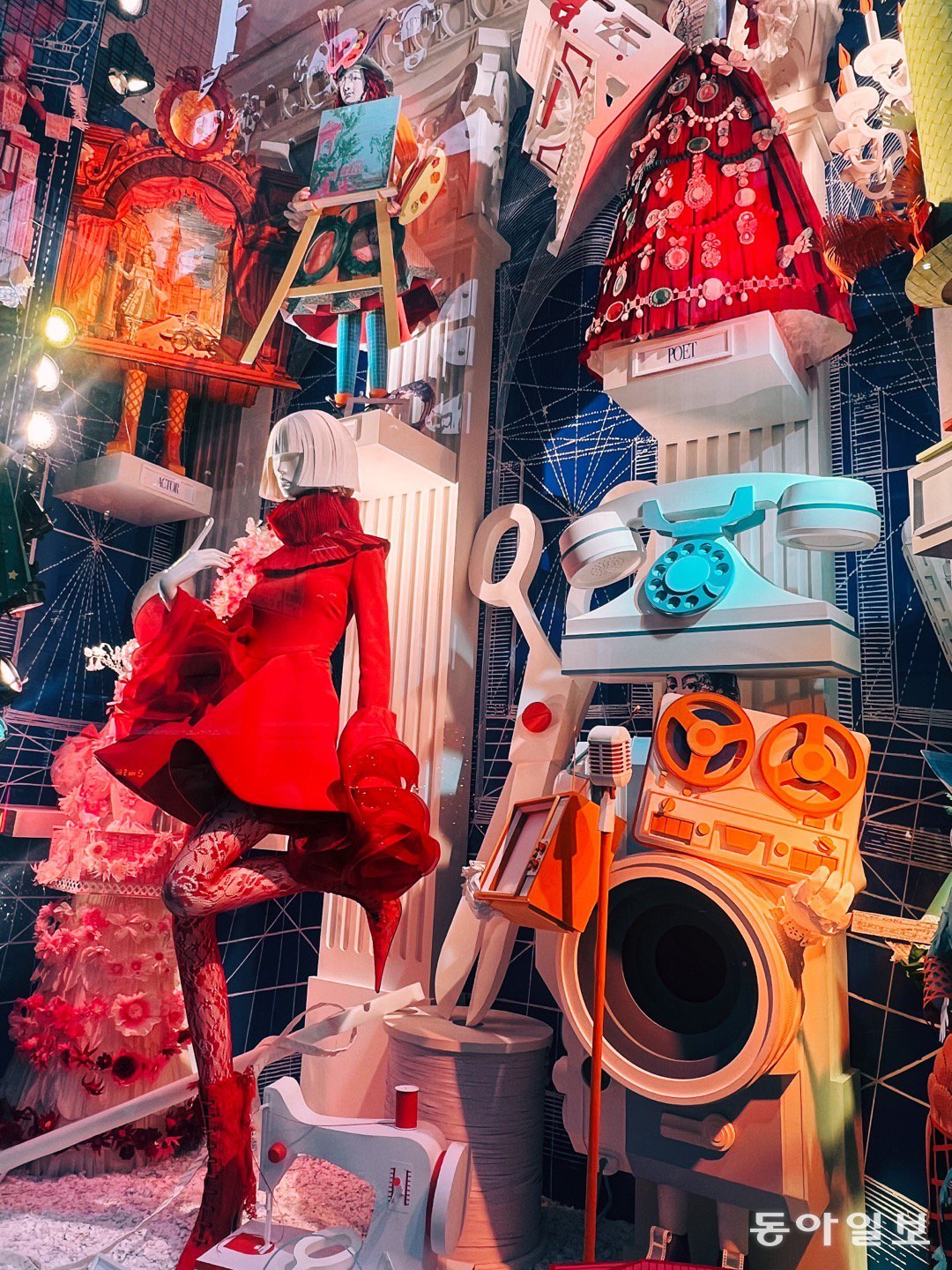 특유의 독특한(?) 예술적 감성을 보여주는 뉴욕 맨해튼 버그도프 굿맨 백화점의 크리스마스 쇼윈도 모습. 뉴욕=임우선 특파원 imsun@donga.com