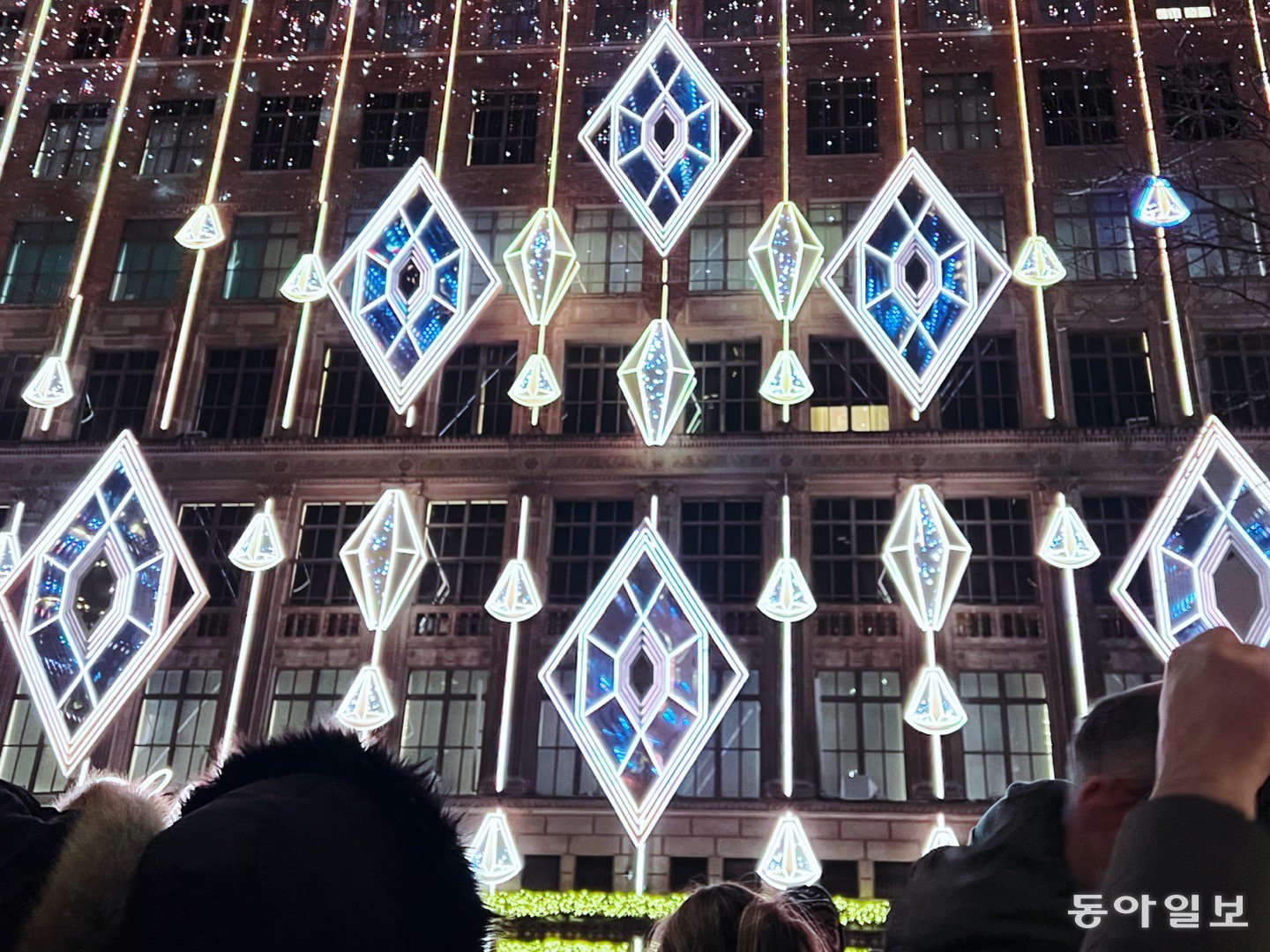 뉴욕 맨해튼 삭스 핍스 애비뉴 백화점의 전면부 장식. 올해는 다이아몬드 형태와 빛, 캐롤과 팝송 메들리로 쇼를 꾸몄다. 뉴욕=임우선 특파원 imsun@donga.com