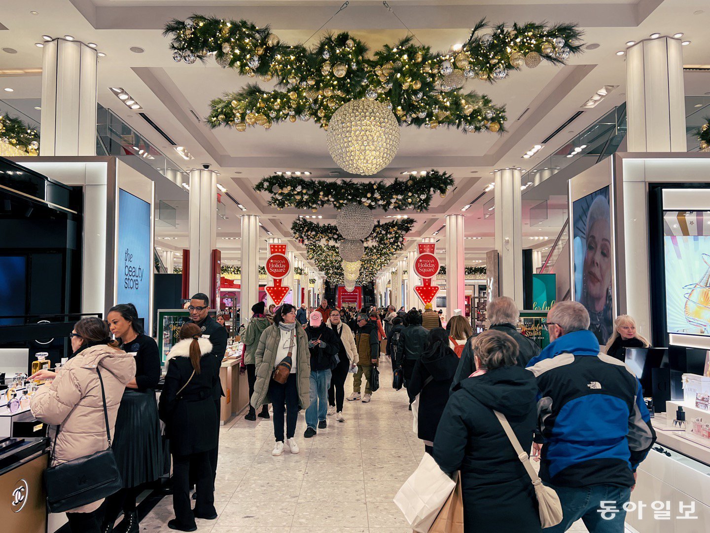 상당히 단촐해진 올해 뉴욕 맨해튼 메이시스 백화점의 실내 크리스마스 장식. 메이시스는 뉴욕의 크리스마스를 대표하는 백화점 중 하나지만, 예년에 비해 장식의 수와 디테일이 크게 줄어 들었다. 뉴욕=임우선 특파원 imsun@donga.com