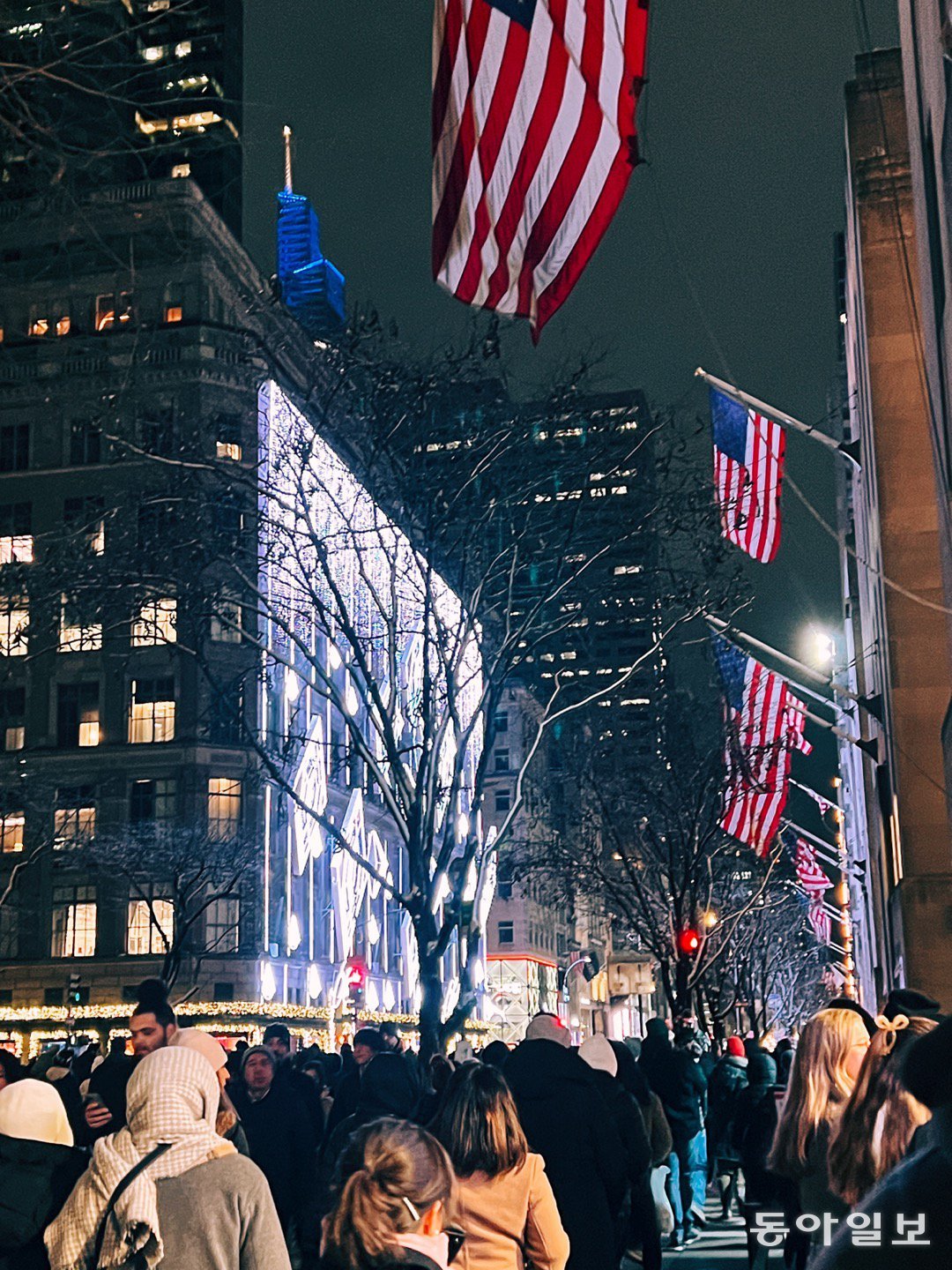 건물 전면부에 설치한  크리스마스 조명 장식을 이용해  쇼를 하는 맨해튼 삭스 핍스 애비뉴 백화점과 구경나온 인파들. 뉴욕=임우선 특파원 imsun@donga.com