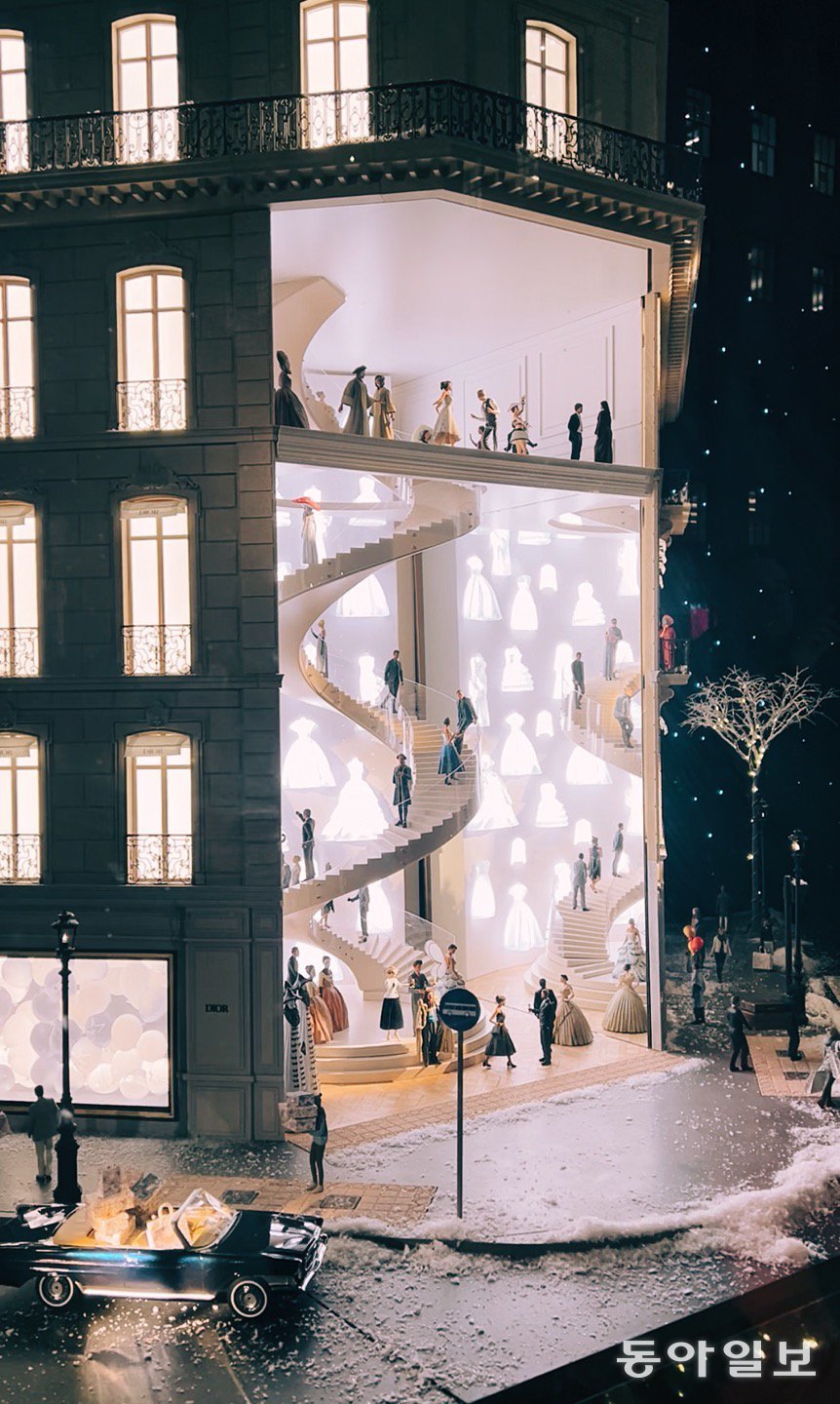 섬세한 디테일로 많은 호평을 받았던 2023년 크리스마스 당시 삭스 핍스 애비뉴 쇼윈도 장식. 뉴욕=임우선 특파원 imsun@donga.com