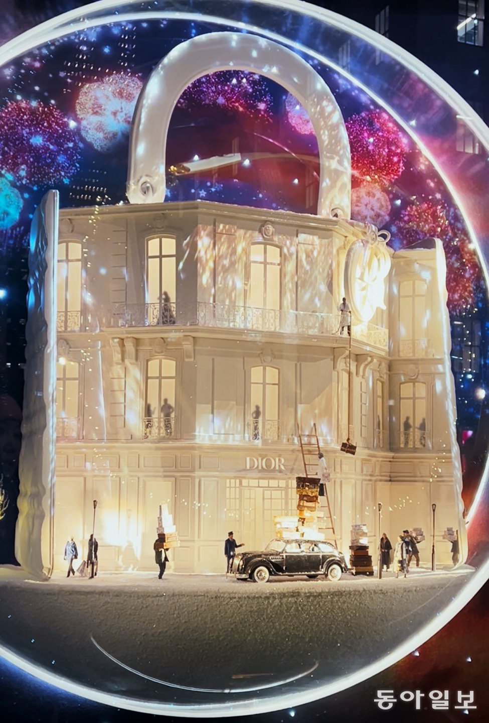 섬세한 디테일로 많은 호평을 받았던 2023년 크리스마스 당시 삭스 핍스 애비뉴 쇼윈도 장식. 뉴욕=임우선 특파원 imsun@donga.com