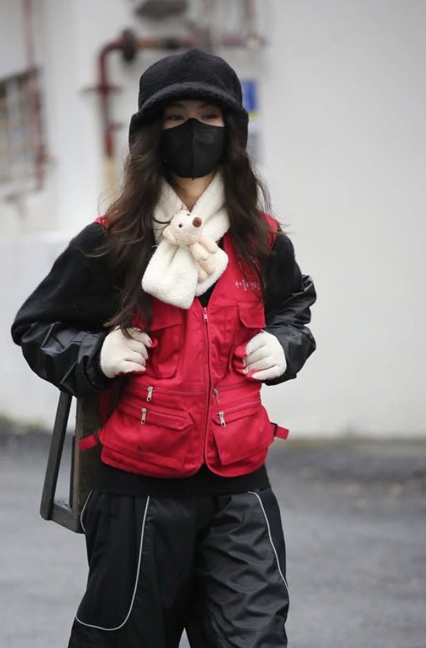 뉴진스 멤버 다니엘이 션과 함께 연탄 나르기 봉사에 참여했다. 러닝에 이어 봉사 활동까지 이어지는 근황이 공개됐다. 가수 션 인스타그램