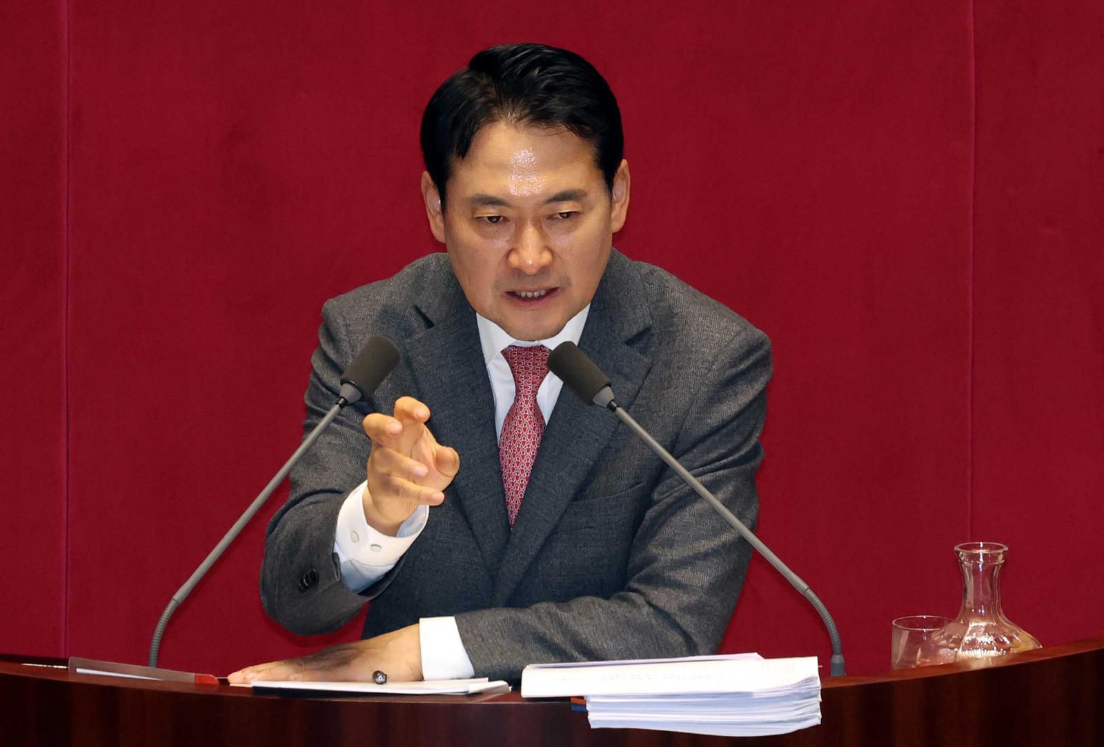 장동혁 국민의힘 대표가 23일 오전 서울 여의도 국회에서 열린 제430회국회(임시회) 제2차 본회의에서 내란전담재판부설치 관련 법안에 대한 무제한토론(필리버스터)을 하고 있다. 2025.12.23. 뉴시스