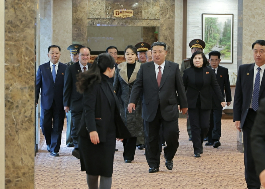 북한 노동당 기관지 노동신문은 23일 “위대한 당중앙의 직접적인 발기와 정력적인 영도에 의하여 우리 나라 북부산간도시의 전형으로, 특색있는 사계절산악관광지로 자기의 매력적인 모습을 더욱 일신해가는 삼지연시에 현대적인 호텔들이 새로 일떠서 준공하였다”고 보도했다. 뒷모습의 여성이 현송월이다.  (평양 노동신문=뉴스1)