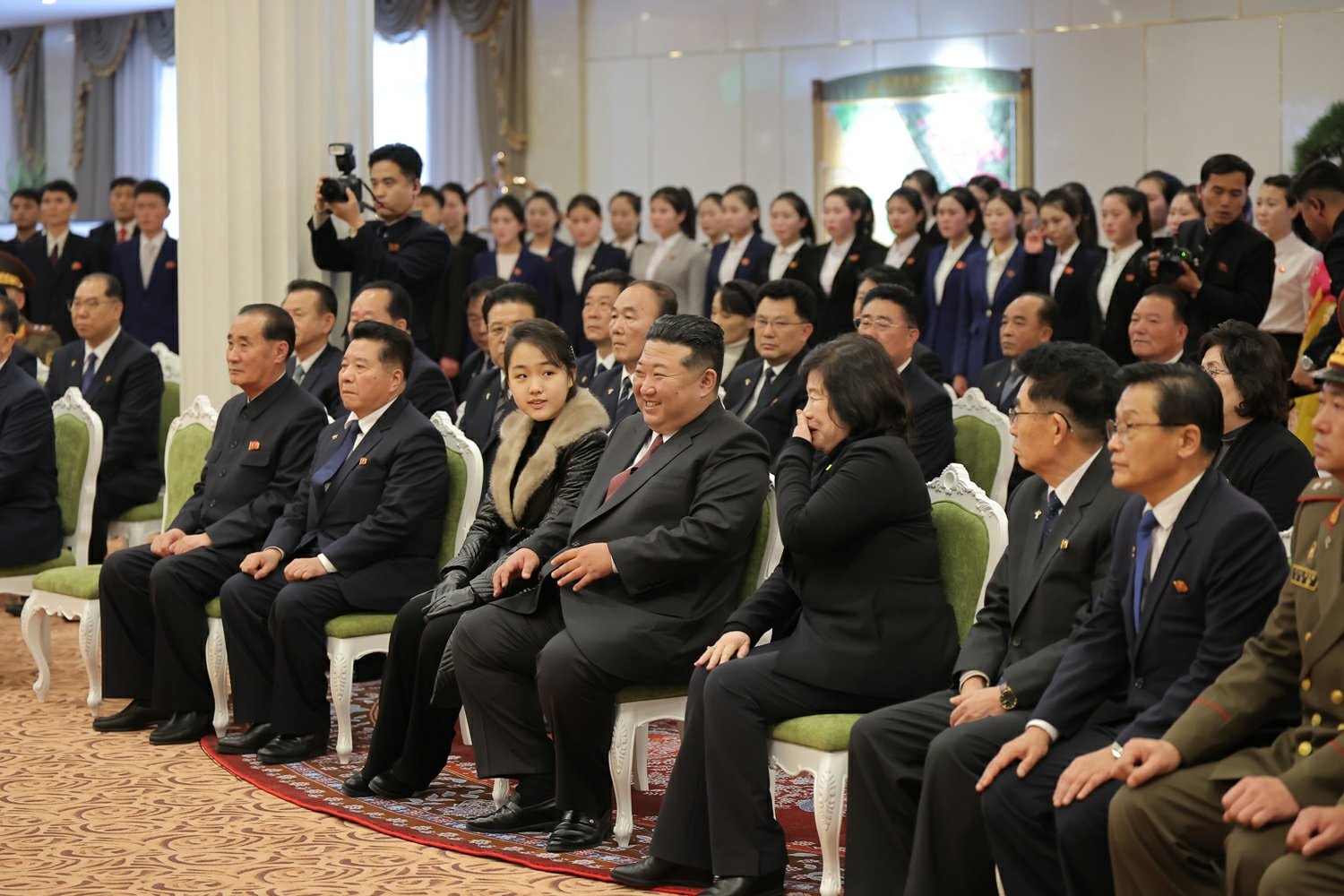 북한 노동당 기관지 노동신문은 23일 “위대한 당중앙의 직접적인 발기와 정력적인 영도에 의하여 우리 나라 북부산간도시의 전형으로, 특색있는 사계절산악관광지로 자기의 매력적인 모습을 더욱 일신해가는 삼지연시에 현대적인 호텔들이 새로 일떠서 준공하였다”고 보도했다. (평양 노동신문=뉴스1)