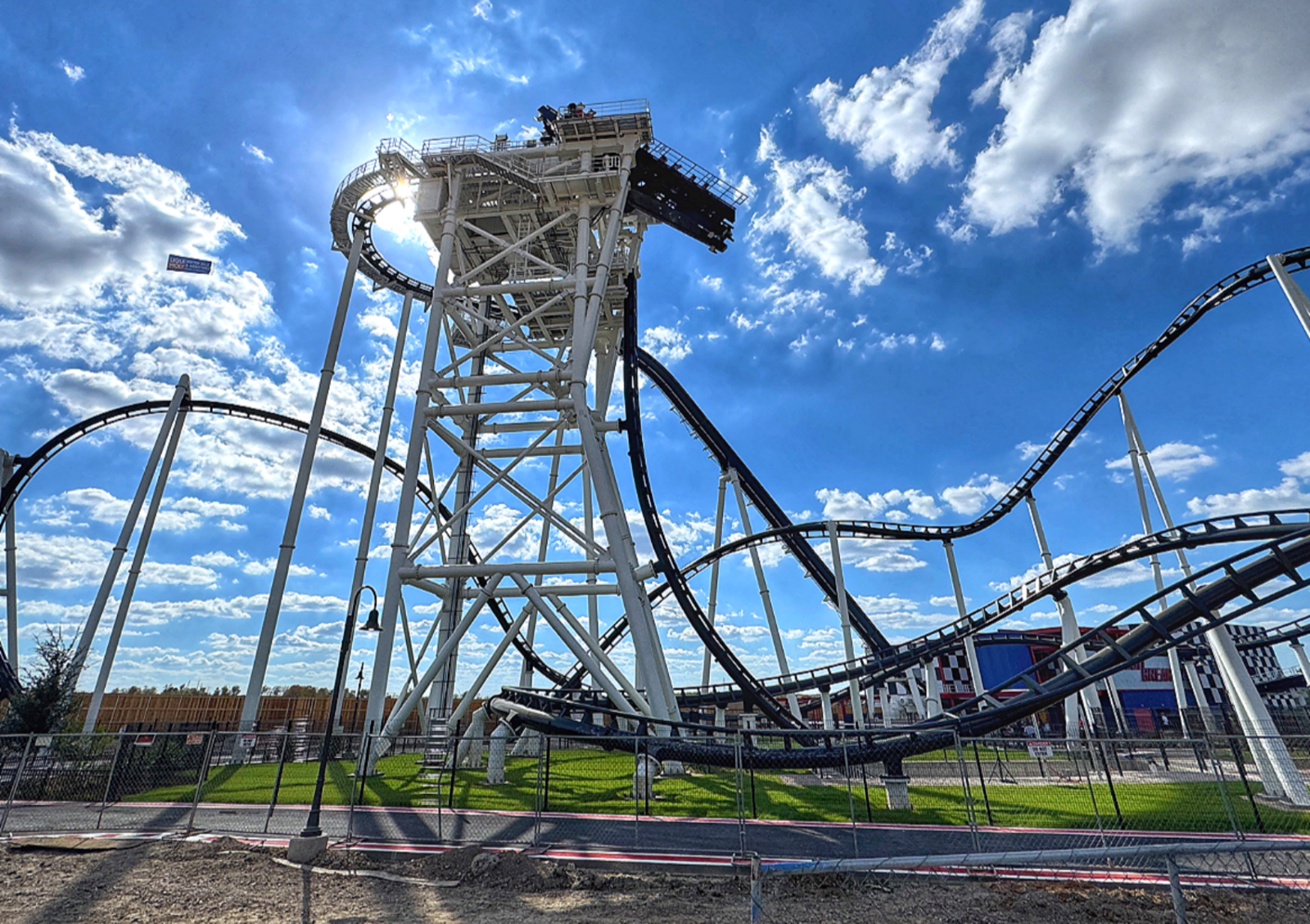 미국 텍사스 코타랜드의 롤러코스터 ‘서킷 브레이커’가 40m 상공에서 90도 수직으로 멈춰 탑승객들이 1시간 동안 고립됐다. 사진=X (@OnlineHyde)