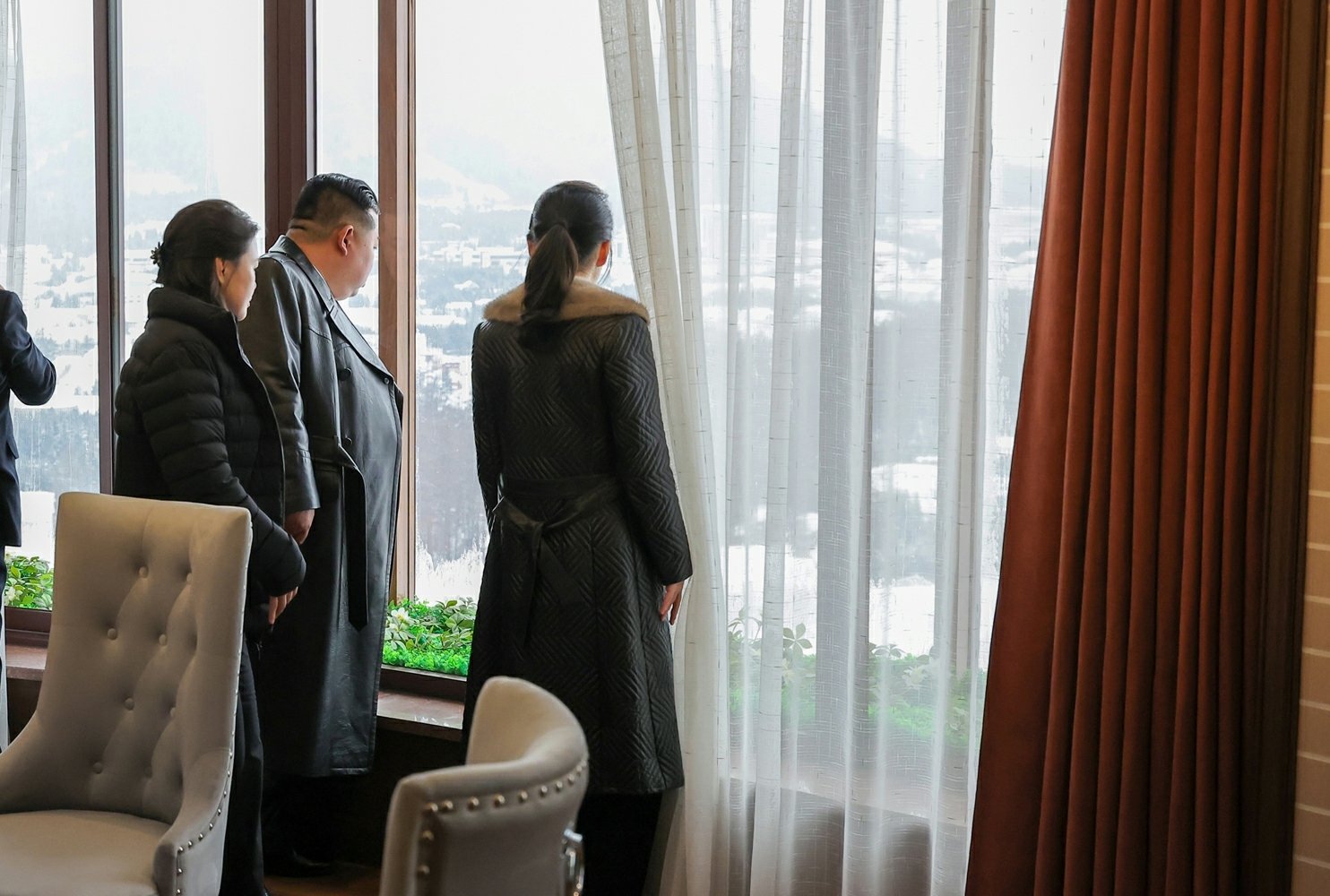 북한 노동당 기관지 노동신문은 23일 “위대한 당중앙의 직접적인 발기와 정력적인 영도에 의하여 우리 나라 북부산간도시의 전형으로, 특색있는 사계절산악관광지로 자기의 매력적인 모습을 더욱 일신해가는 삼지연시에 현대적인 호텔들이 새로 일떠서 준공하였다”고 보도했다.(평양 노동신문=뉴스1)