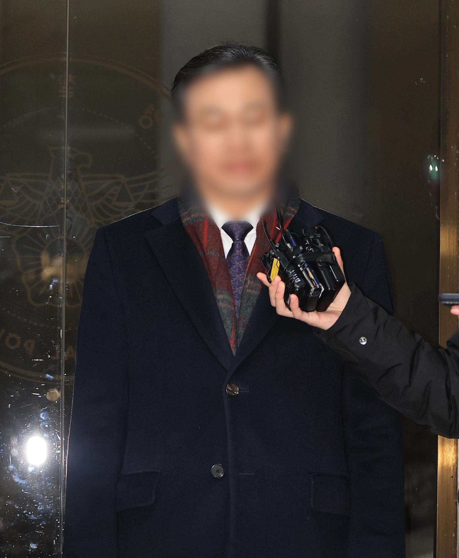 통일교 전 총무처장 조 모씨가 23일 서울 서대문구 경찰청에 참고인 신분으로 출석하고 있다. 조씨는 윤영호 전 통일교 세계본부장과 함께 근무하며 행정과 재정 실무를 총괄했던 핵심 인물로 알려져 있다. 2025.12.23/뉴스1